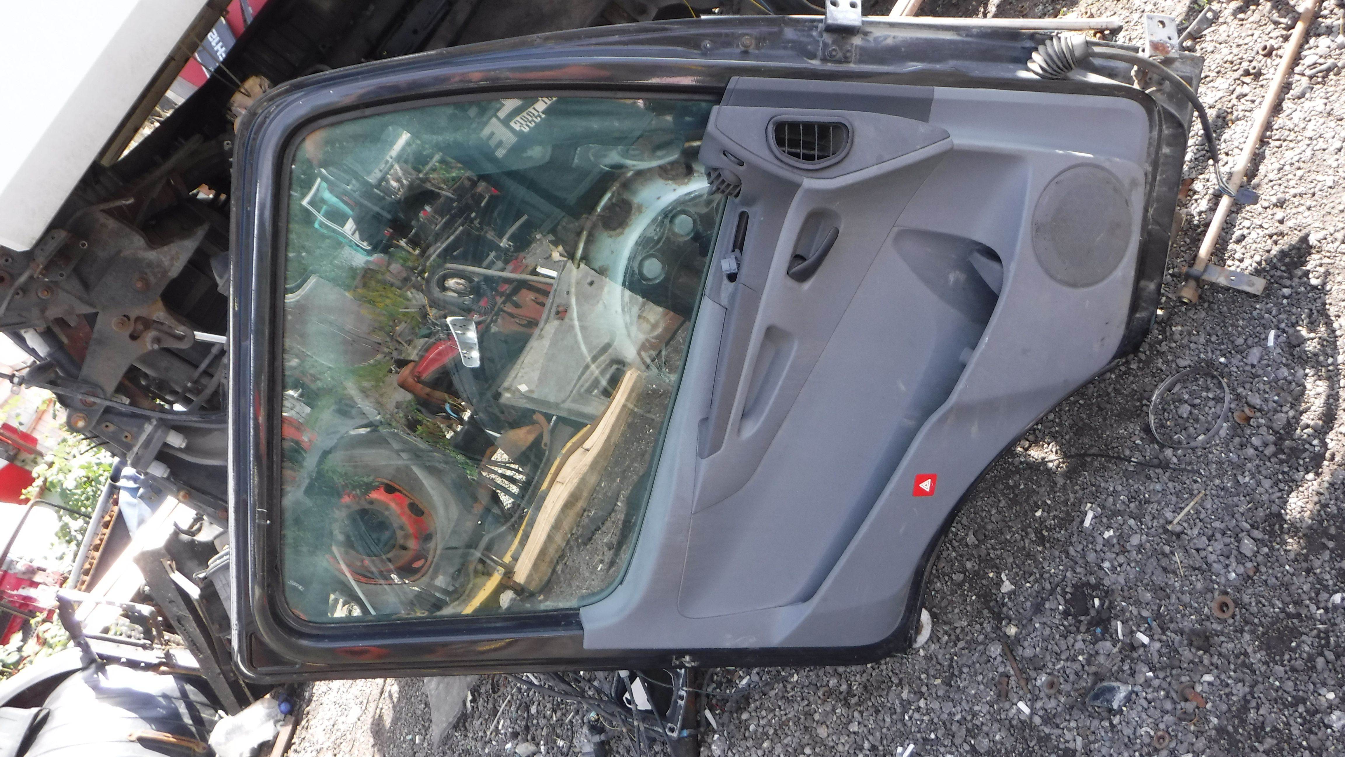 Дверь левая в сборе 9407200305 9407200405 Mercedes AXOR евро5 2012